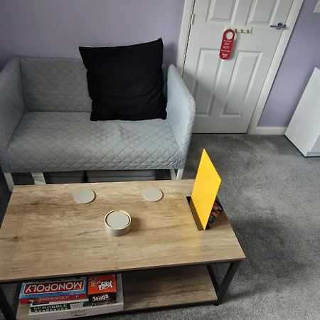 Double B&B Room In Southwater With Private Bathroom And Parking Kültér fotó